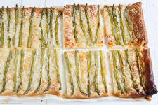 3-ingredient asparagus tart with gr&uuml;nem Mini-asparagus