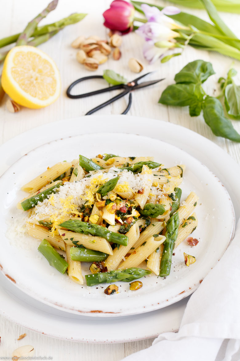 Pasta mit grünem Spargel in Zitronen-Buttersoße - www.emmikochteinfach.de