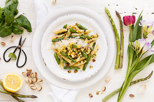 Pasta with gr&uuml;nem asparagus and pistachios in lemon Butterso&szlig;e