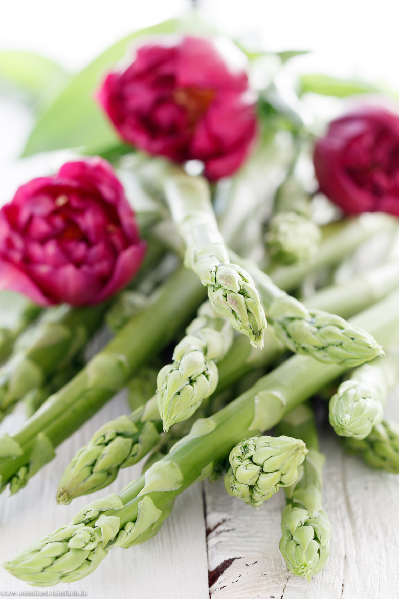 Pasta mit grünem Spargel in Zitronen-Buttersoße - www.emmikochteinfach.de