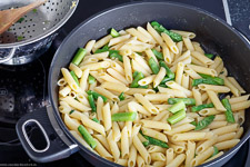 Pasta with gr&uuml;nem asparagus and pistachios in lemon Butterso&szlig;e