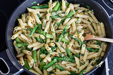 Pasta with gr&uuml;nem asparagus and pistachios in lemon Butterso&szlig;e