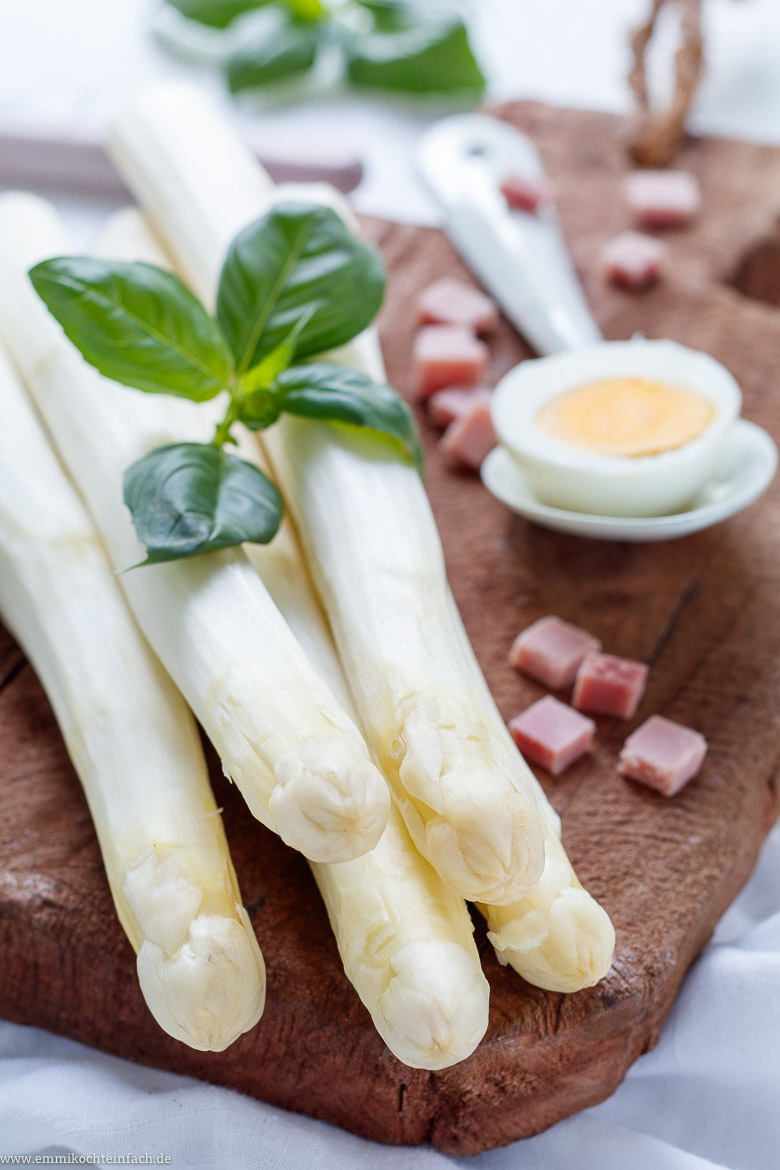 Weißer Spargel, Schinken und Ei - Die Grundzutaten für einen leckeren Salat - www.emmikochteinfach.de