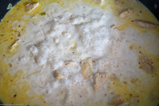 H&auml;hnchen sliced with Curry-cream-So&szlig;e